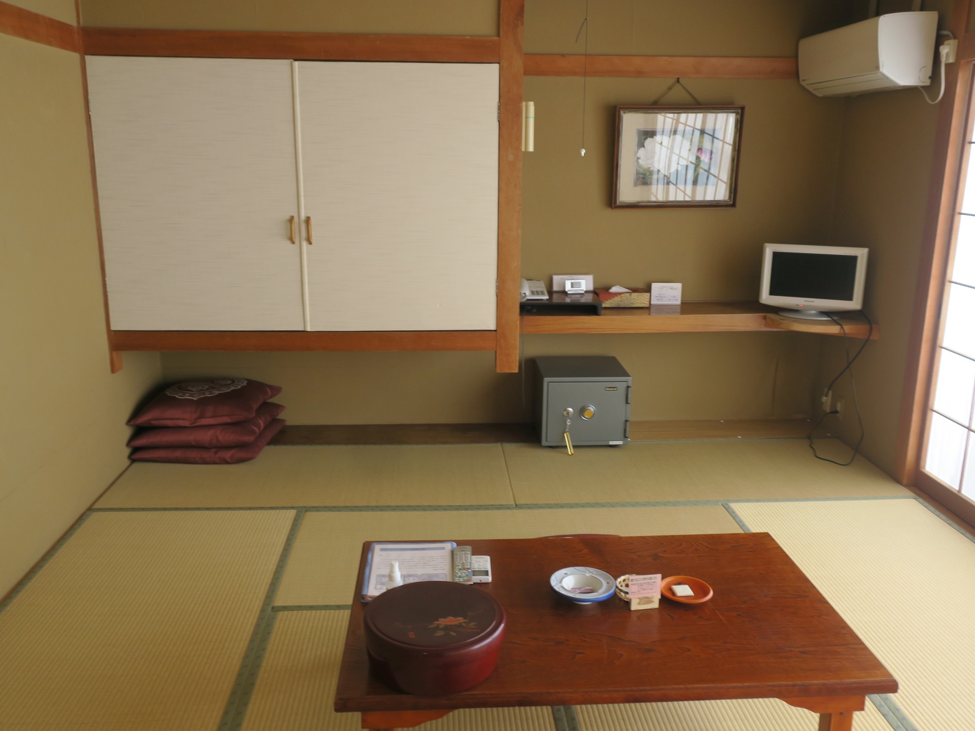 野沢温泉ホテル 和室10畳 バス・トイレなし 玄関から奥を撮影
