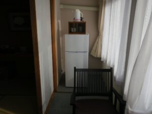 野沢温泉ホテル 和室10畳 バス・トイレなし 窓際 冷蔵庫と電気ポット、コップがあります
