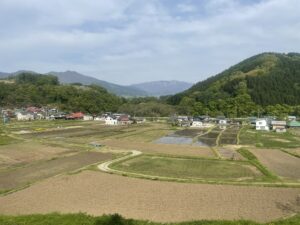 JR飯山線からの車窓 千曲川沿いの田畑と集落