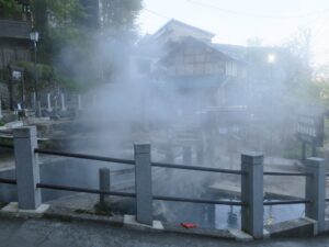 野沢温泉 麻釜熱湯湧泉 調理場を撮影 湯気で曇っています