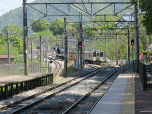 JR篠ノ井線 姨捨駅 松本から長野へ行く列車が、ホームへ入線するところ