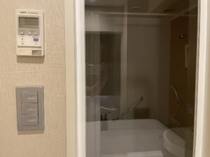 ホテル ヴィアイン新宿 シングルルーム エアコンと明かりのスイッチ