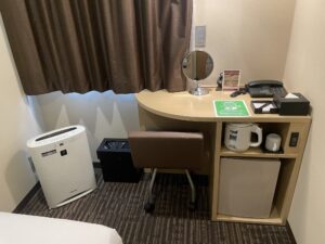 ホテル ヴィアイン新宿 シングルルーム デスク回りと空気清浄機 ゴミ箱