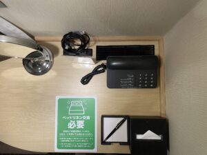 ホテル ヴィアイン新宿 シングルルーム デスク上 鏡とACコンセント、有線LAN、電話機、メモ帳、ティッシュがあります