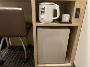 ホテル ヴィアイン新宿 シングルルーム デスク下 電気ポットとマグカップ、冷蔵庫があります