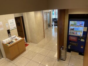 ホテル ヴィアイン新宿 1階 エレベーターホール アメニティ類と自動販売機があります