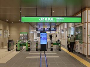 JR白新線 新潟駅 在来線西改札口 Suica・PASMOなどの交通系ICカード対応の自動改札機が並びます