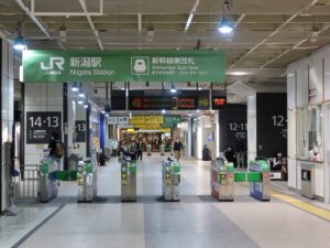 JR上越新幹線 新潟駅 新幹線東改札口 Suica・PASMOなどの交通系ICカード対応の自動改札機が並びます