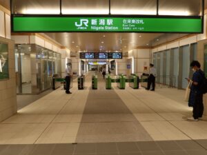 JR越後線 新潟駅 在来線東改札口 Suica・PASMOなどの交通系ICカード対応の自動改札機が並びます