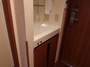 ドーミーイン新潟 ダブルルーム 入口の扉のわきの洗面台と冷蔵庫