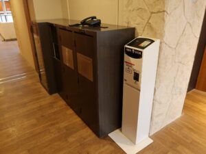 ドーミーイン新潟 エレベーターホール ごみ箱とズボンプレッサー、有料放送の販売機があります