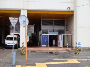 佐渡汽船 新潟港ターミナル エスカレーター入口