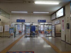 佐渡汽船 新潟港ターミナル待合室と搭乗口