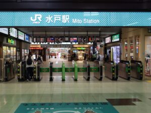 JR常磐線 水戸駅 改札口 ICカード対応の自動改札機が並びます