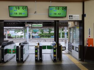 JR常磐線 勿来駅 改札口 交通系ICカードに対応した自動改札機が並びます