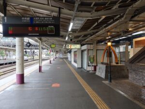 JR中央東線 甲府駅 1番線 主に上諏訪・塩尻・松本・長野方面に行く列車が発着します