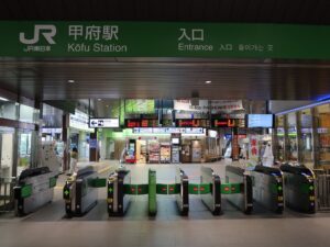 JR中央東線 甲府駅 改札口 交通系ICカード対応の自動改札機が並びます