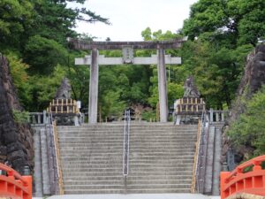 甲府 武田神社 石段と大鳥居