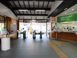 JR中央東線 大月駅 改札口とみどりの窓口 交通系ICカード対応の自動改札機が並びます