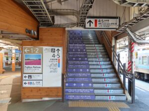 JR中央東線 大月駅 3番線 富士急行線へは左側を直進、4・5番線へは階段を上がります