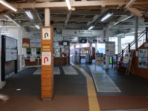 JR中央東線 大月駅 富士急行線への乗り換え改札口 交通系ICカード対応の自動改札機が並びます