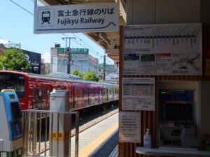 富士山麓電気鉄道 富士急行線 大月駅 切符売り場と改札口 交通系ICカードリーダーが設置されています