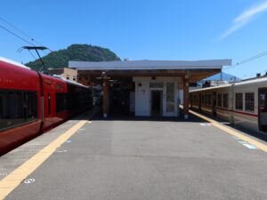 富士山麓電気鉄道 富士急行線 大月駅 1番線・2番線 富士山・河口湖方面に行く列車が発着します