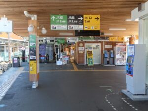 富士山麓電気鉄道 富士急行線 大月駅 JR線への乗り換え改札口 交通系ICカード対応の自動改札機が並びます