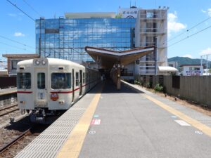 富士山麓電気鉄道 富士急行線 富士山駅 （旧：富士吉田駅） 2番線・3番線 2番線は主に河口湖方面に行く列車が発着します 3番線は主に大月方面に行く列車が発着します