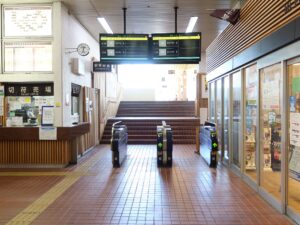 富士山麓電気鉄道 富士急行線 富士山駅 （旧：富士吉田駅）改札口 交通系ICカード対応の自動改札機が並びます