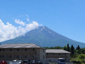 富士山麓電気鉄道 富士急行線 富士山駅 （旧：富士吉田駅） から見える富士山