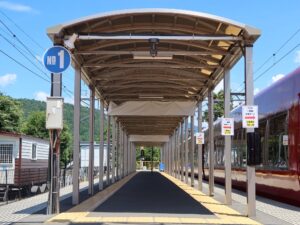 富士山麓電気鉄道 富士急行線 河口湖駅 1番線 富士山・大月方面に行く列車が発着します