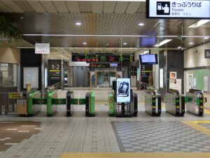 JR両毛線 前橋駅 改札口 交通系ICカード対応の自動販売機が並びます
