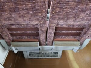 東武伊勢崎線 200系 特急りょうもう シート背面 シート背面テーブルがなく、フットレストがあるタイプ