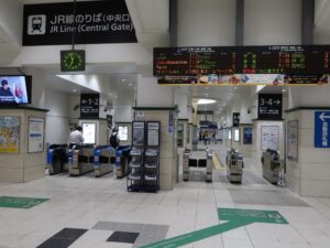 JR神戸線 三ノ宮駅 中央口 改札口 ICOCA・Suica・PASMOなどの交通系ICカード対応の自動改札機が並びます