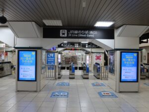 JR神戸線 三ノ宮駅 西口 改札口 ICOCA・Suica・PASMOなどの交通系ICカード対応の自動改札機が並びます