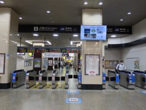 JR神戸線 姫路駅 改札口 ICOCA・Suica・PASMOなどの交通系ICカード対応の自動改札機が並びます