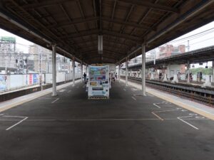 JR神戸線 明石駅 1番線・2番線 1番線は主に加古川・姫路方面、2番線は主に神戸・三宮・大阪・京都方面に行く快速・各駅停車が発着します