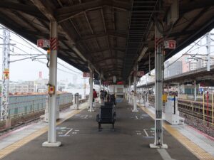 JR神戸線 明石駅 3番線・4番線 3番線は主に加古川・姫路方面、4番線は主に神戸・三宮・大阪・京都方面に行く新快速が発着します
