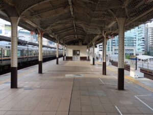 JR山陽本線 神戸駅 4番線・5番線 主に明石・加古川・姫路方面に行く列車が発着します