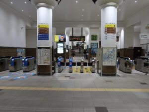 JR神戸線 神戸駅 改札口 ICOCA・Suica・PASMOなどの交通系ICカード対応の自動改札機が並びます