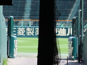 阪神甲子園球場 実はグラウンドは外へ直接つながっています