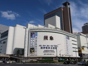 阪神本線 神戸三宮駅 駅舎 建物は神戸阪急百貨店になっています