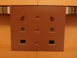 ホテルモントレ神戸 ツインルーム ベッド脇の明かりのスイッチとACコンセント、USBポート