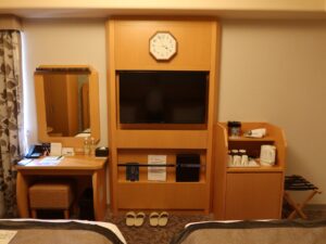 ホテルモントレ神戸 ツインルーム デスク、液晶テレビ、時計、