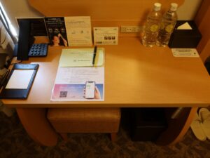 ホテルモントレ神戸 ツインルーム デスク上 電話とメモ帳、ティッシュがあります