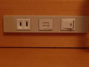ホテルモントレ神戸 ツインルーム デスクのACコンセント、有線LANポート、明かりのスイッチ
