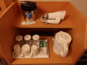 ホテルモントレ神戸 ツインルーム デスク上 ペール・ドライヤー・電気ポット・マグカップ・コップがあります