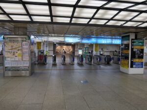 神戸市営地下鉄西神・山手線 三宮駅 改札口 PiTaPa・Suica・PASMO対応の自動改札口が並びます