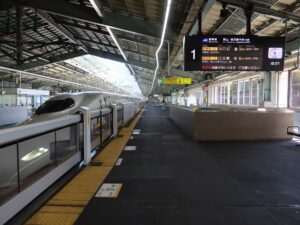 JR山陽新幹線 新神戸駅 1番線 主に姫路、岡山・広島・博多・鹿児島中央方面に行く列車が発着します